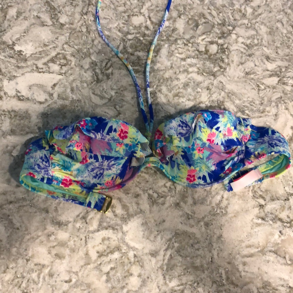 VS ruffled bikini top w middle strap. Never worn!